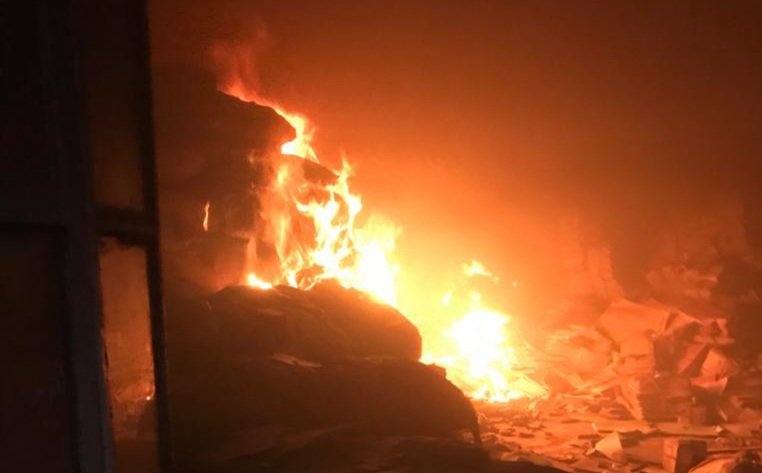 दुमका जिले में दो स्थानों में लगी आग ने भारी नुकसान.