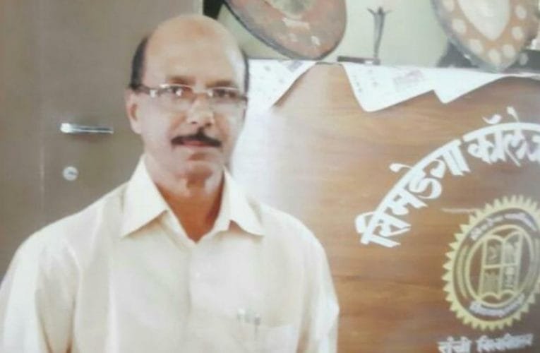 दिवंगत प्रो प्रसाद के परिजनों से मिल ढांढस बंधा शोक व्यक्त कर रहे गणमान्य.