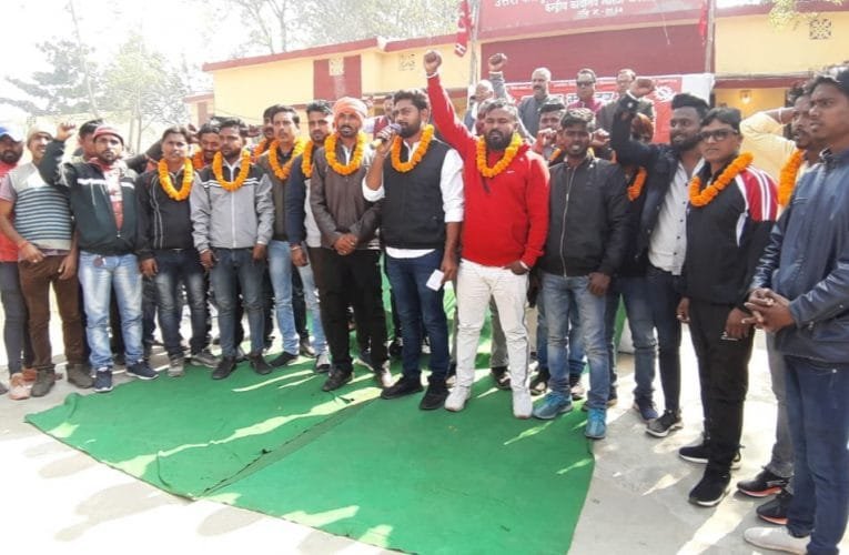 सम्मेलन में असंगठित मजदूरों ने ली यूनियन की सदस्यता.