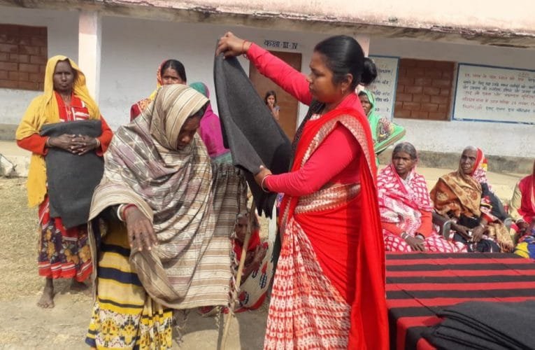 झामुमो महिला मोर्चा के प्रखंड अध्यक्ष के नेतृत्व में गरीब असहायों के बीच बांटा गया कंबल.