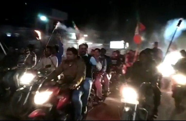 गिरिडीह में लोगों ने मशाल जुलूस निकाला.