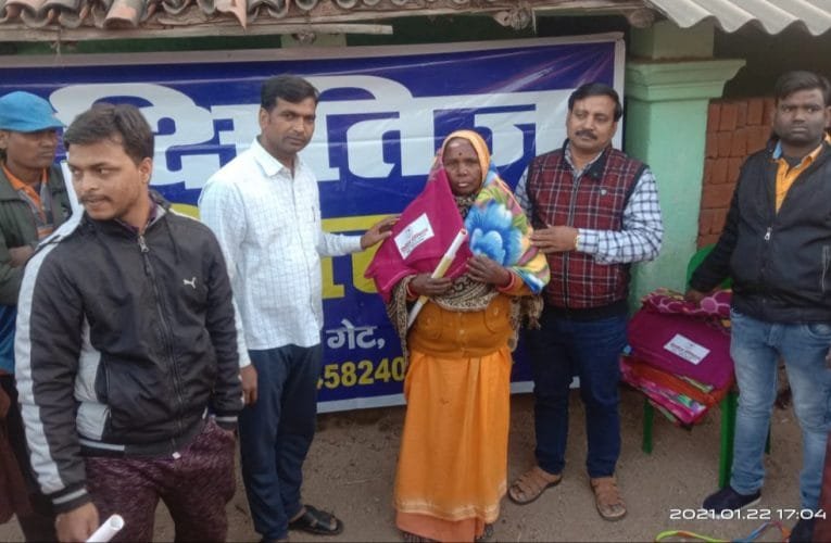 क्षितिज अस्पताल के सौजन्य से गरीब असहाय लोगों के बीच बांटा गया कंबल लोगों में दिखी खुशी.