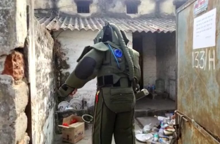 रेलवे के क्वार्टर से पुलिस ने बरामद की तीन जिंदा बम.