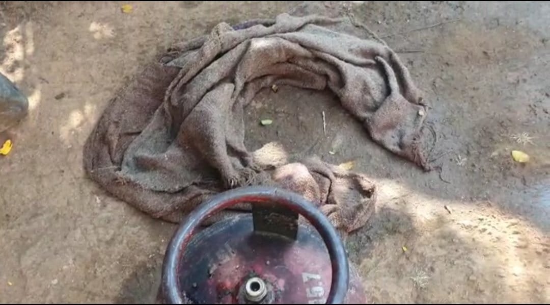 गैस सिलेंडर में लगी आग, पड़ोसियों के प्रयास से आग पर पाया काबू. 4 IMG 20210102 WA0044