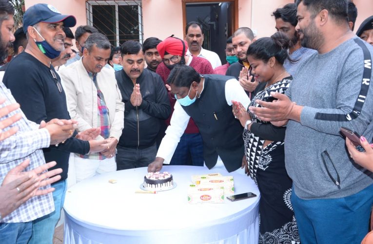 ग्रामीण विकास मंत्री आलमगीर आलम के जन्म दिवस के अवसर पर केक काटकर उनके दीर्घायु होने की कामना की.