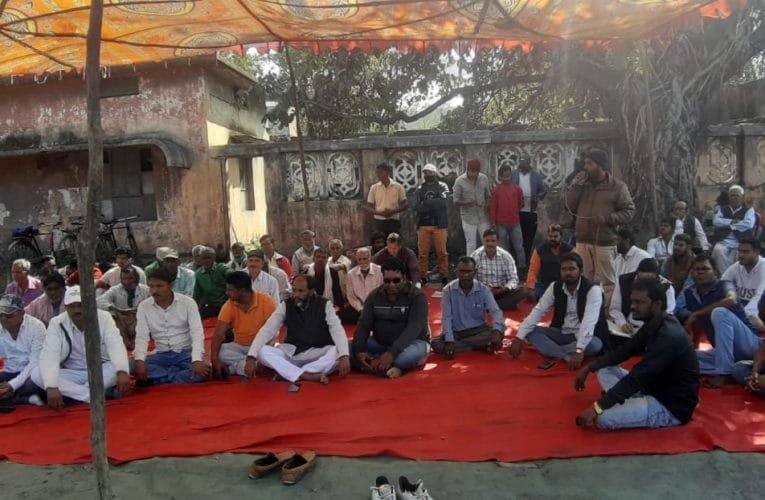 दी खलारी सीमेंट वर्कर्स यूनियन के द्वारा जारी अनिश्चितकालिन धरना प्रदर्शन सोमवार को लगातार पांचवे दिन भी जारी.