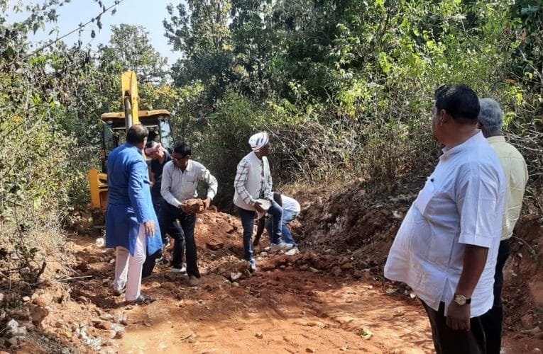 विधायक ने सुनी ग्रामीणों की समस्याएं, श्रमदान कर रास्ता दुरुस्त कराया.