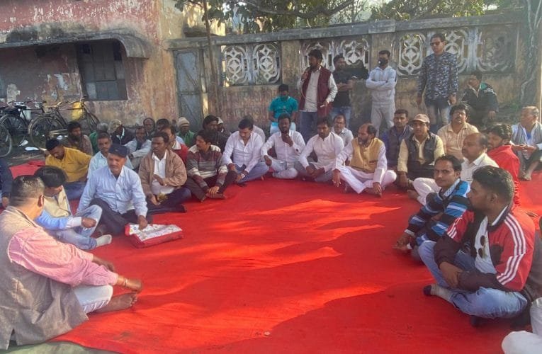 खलारी सीमेंट फैक्ट्री प्रबंधन को चेतावनी पत्र देते हुए यूनियन ने अनिश्चितकालिन धरना प्रदर्षन छठे दिन किया समाप्त.