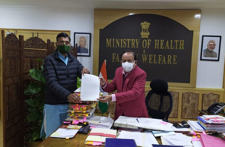 सांसद संजय सेठ ने आज दिल्ली में केंद्रीय स्वास्थ्य मंत्री से मुलाकात कर झारखंड में 3 नए मेडिकल कॉलेज में एमबीबीएस में नामांकन की अनुमति देने की मांग रखी.