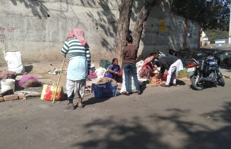 सड़क किनारे सब्जी बेचने वालो को प्रबंधन ने हटाया, सब्जी मंडी मे कराया शिफ्ट.