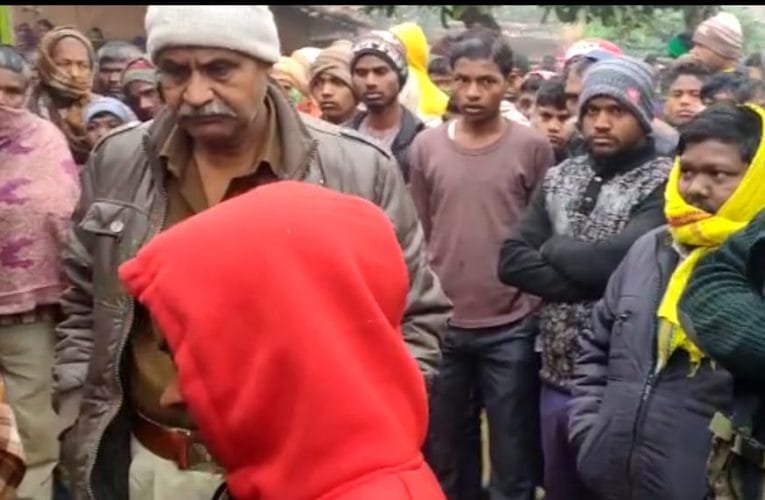 पति नें पत्नी की पत्थर से कूच कर हत्या की.