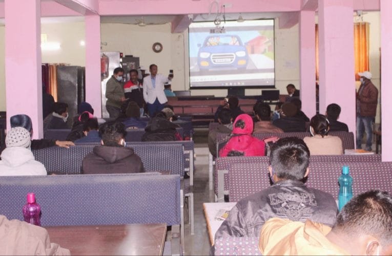 सड़क सुरक्षा माह के तहत छात्रों को सड़क सुरक्षा के नये नियमों से कराया गया अवगत.