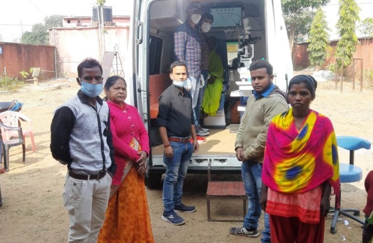 दुल्ली के राजकीयकृत मध्य विद्यालय में भगवान महावीर आई केअर ने लगयाया निःशुल्क नेत्र जांच.