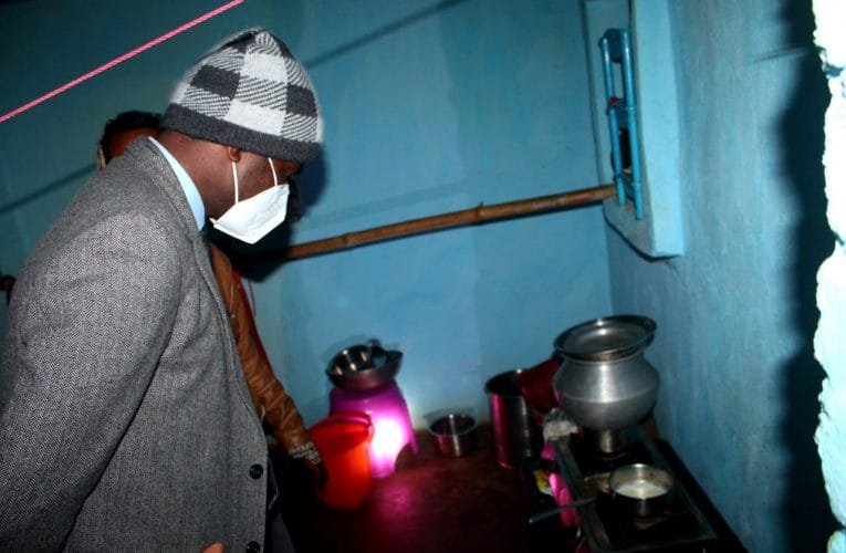 रात्रि निरीक्षण कर उपायुक्त ने पहड़िया गांव में सरकारी सुविधाओं व व्यस्थाओं का लिया जायजा.