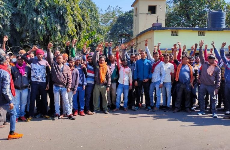 बोनस और वेतन की मांग को लेकर मजदूरो ने कराया सैनिक कम्पनी का काम बन्द.