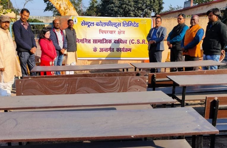 सीएसआर योजना के तहत सरस्वती शिशु विद्या मन्दिर मे प्रबधंन द्वारा किया गया टेबूल-बेंच का वितरण.
