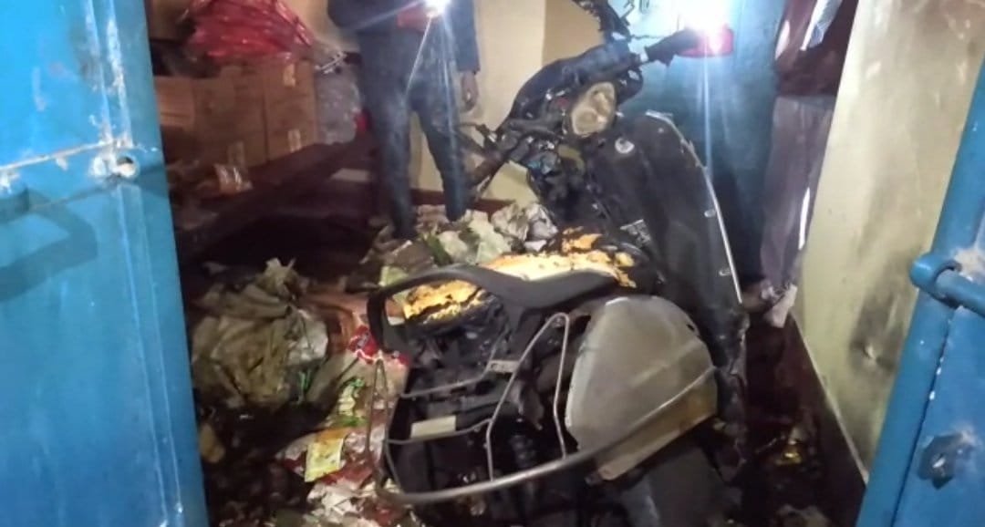 बिजली तार की शार्ट सर्किट से लगी आग, लाखो का समान जलकर हुआ खाक. 5 IMG 20210122 WA0008