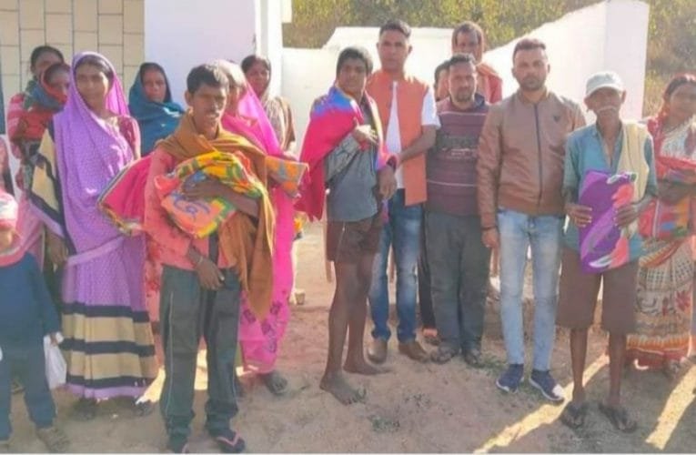 जरूरत मन्द गरीब असहाय लोगों के बीच कम्बल वितरण किया गया.