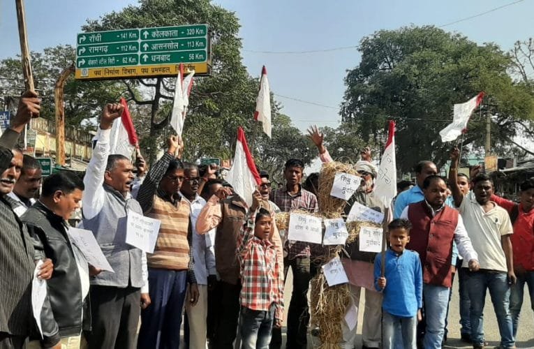 झामुमो के केन्द्रीय अध्यक्ष शिबू सोरेन का पुतला दहन किया गया.