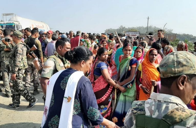 जीटी रोड की छह लेनिंग विस्तारीकरण को लेकर ग्रामीणों नें किया घेराव.