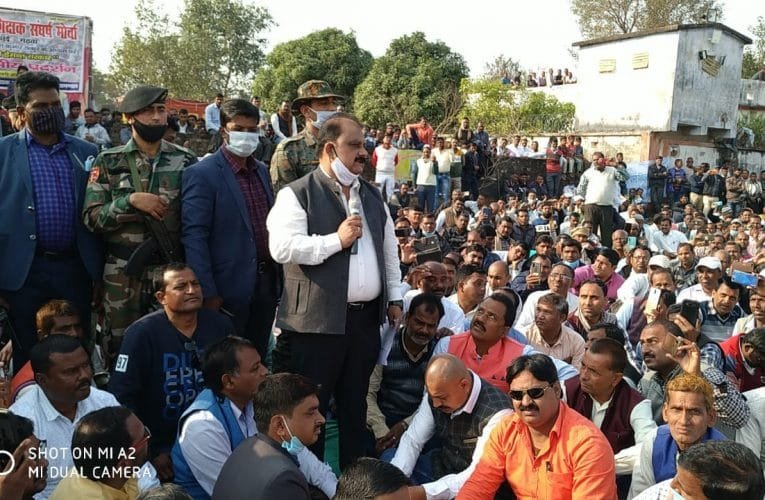 पारा शिक्षकों नें मंत्री मिथलेश ठाकुर के आवास को घेरा.