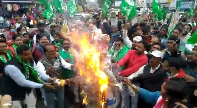 मुख्यमंत्री के काफिले पर हमले के विरोध में जेएमएम और आदिवासी संगठनों का विरोध प्रदर्शन.