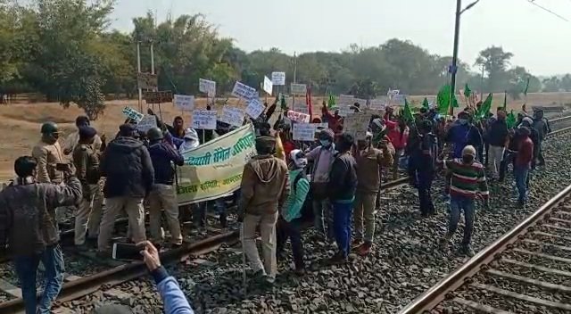 आदिवासी सेंगल अभियान के कार्यकर्ताओं ने रेल चक्का जाम किया.