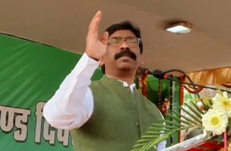 दुमका के गांधी मैदान में झारखंड मुक्ति मोर्चा ने अपना 42 वां स्थापना दिवस मनाया.