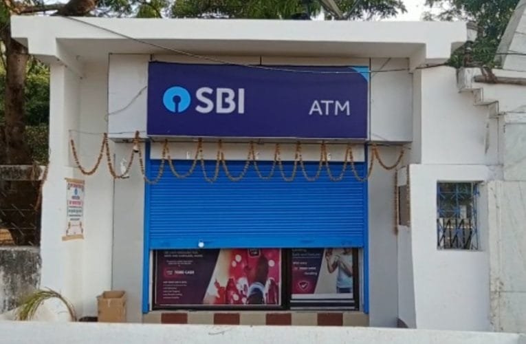 अपराधियों नें एटीएम तोड़कर रुपए चुराने का प्रयास किया.