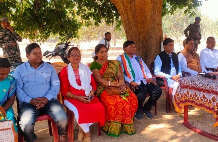 जंगल में बसे बानमारा गांव पहुचे सिमडेगा विधायक भूषण बाड़ा.