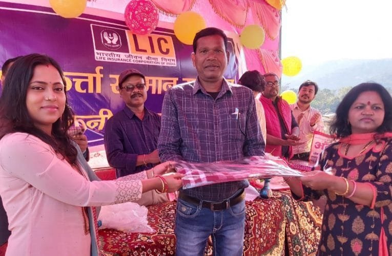 अभिकर्ता सम्मान सह विदाई समारोह में नायक को भावभीनी विदाई दी गई.