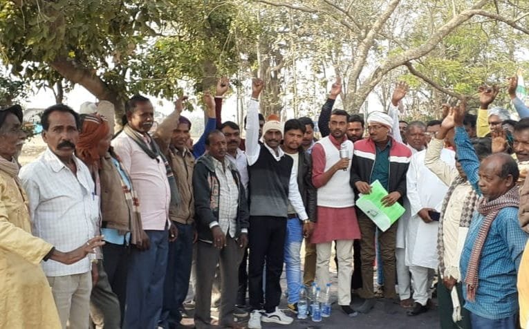 कृषि कानून बिल को लेकर बगदाहा में कांग्रेस का धरना प्रदर्शन.