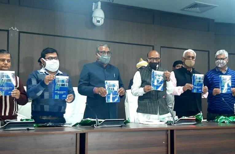 झारखण्ड विधानसभा अध्यक्ष श्री रबीन्द्रनाथ महतो ने आज पुस्तक का लोकार्पण किया.