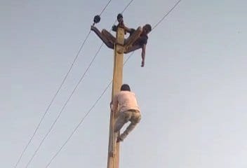 घर में कहासुनी होने पर बिजली के खंभे पर चढ़ा युवक.