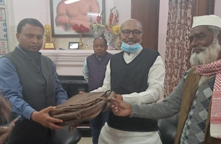 विधानसभा अध्यक्ष से मिलकर बुनकरों की वर्तमान स्थिति से अवगत कराया.