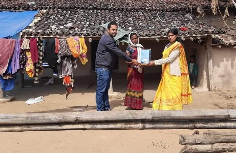 ग्रामीणों के बीच सोलर लाईट वितरण किया गया.