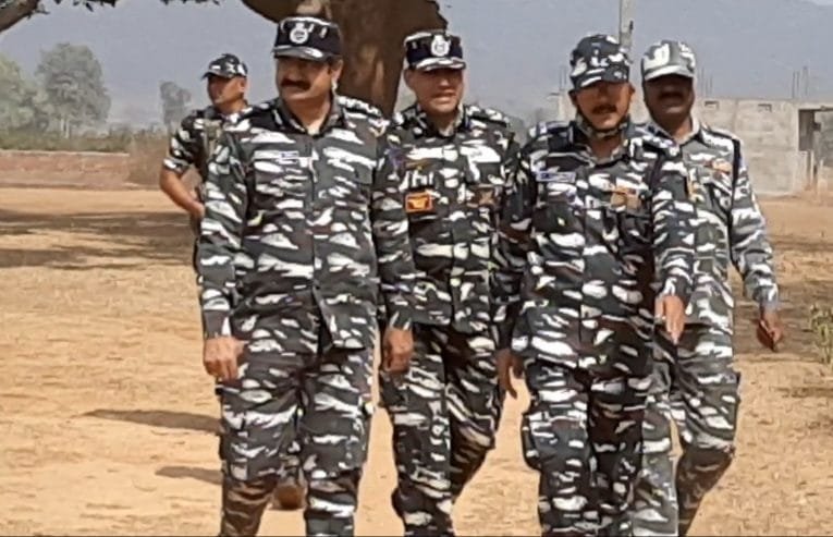सीआरपीएफ के आई जी डॉ महेश्वर दयाल पहुचे निमियाघाट सीआरपीएफ कैम्प, जवानों को बढ़ाया हौसला.