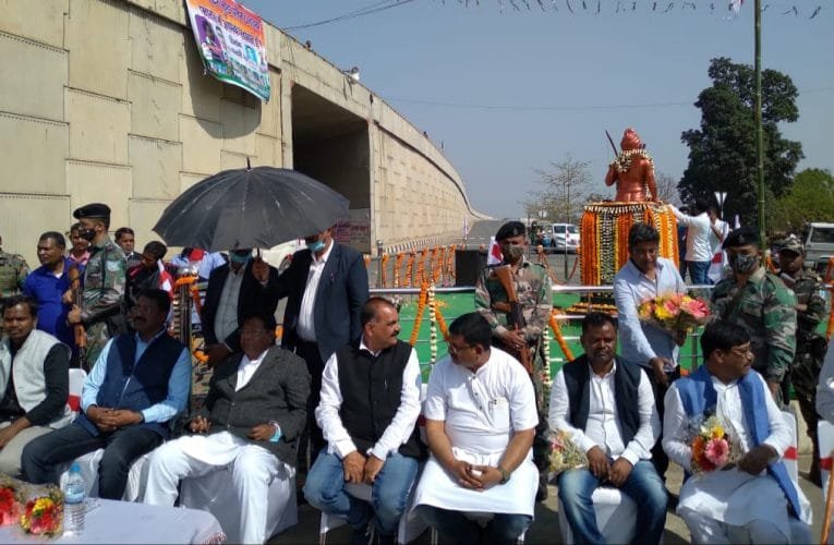 महाराजा मदरा मुंडा की आदमकद प्रतिमा का अनावरण किया गया।