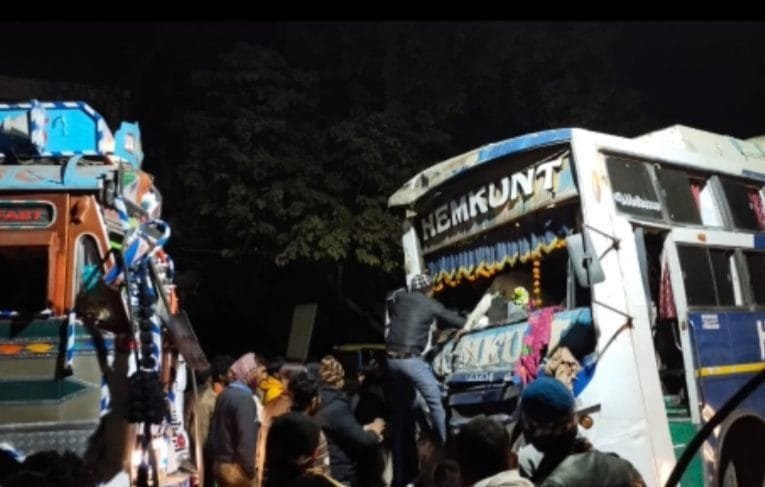 बस और ट्रक में सीधी टक्कर, 18 यात्री घायल.