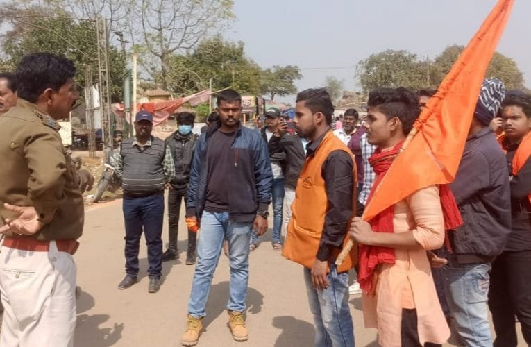 वैंलेटाईन डे मना रहे प्रेमी जोड़ों की हिंदु संगठन के कार्यकर्ताओं ने की पिटाई.