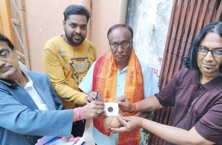 महानिधि समर्पण के लिए घर आए लोगों की आनंद जैन ने उतारी आरती.