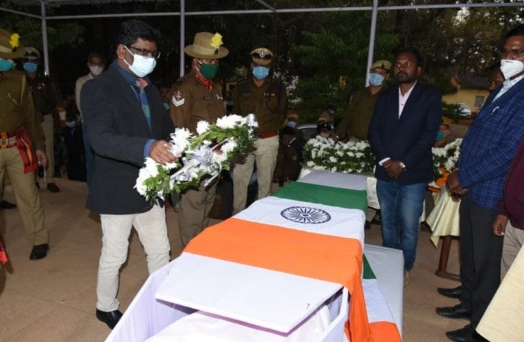 शहिद जवान दिलेश्वर परास को पुष्प चक्र अर्पित कर मुख्यमंत्री ने दी श्रद्धांजलि.