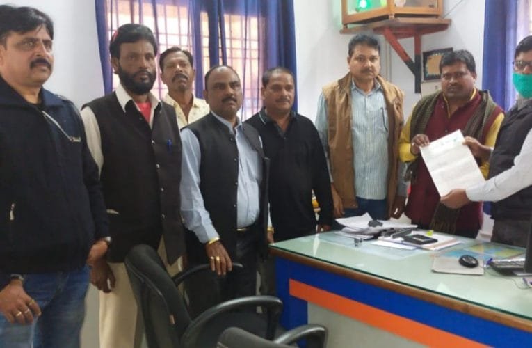 बैंक ग्राहकों को मूलभूत सुविधा उपलब्ध करानें की मांग.