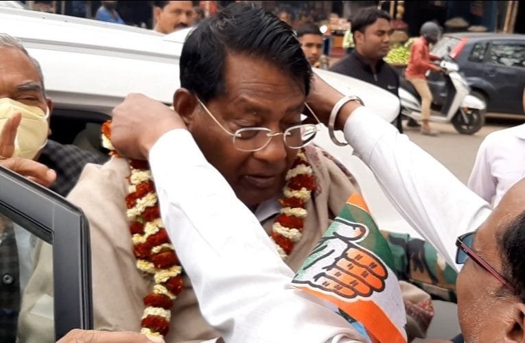 कांग्रेस कार्यकर्ताओं ने मंत्री रामेश्वर उरांव का किया स्वागत.