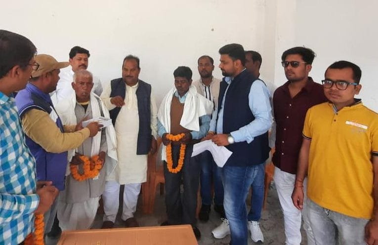 हीरामन कोरवा के परिजनों ने झामुमो का दामन थामा.