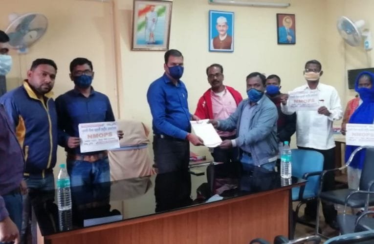 पुरानी पेंशन लागू करने की मांग को लेकर धरना.