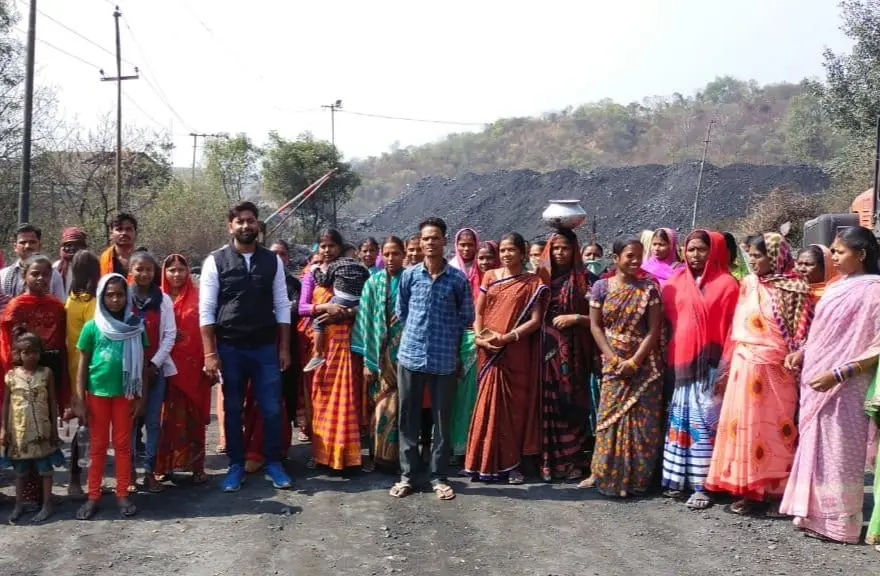 ग्रामीणों ने डकरा माइंस, डकरा कांटाघर और डकरा साइडिंग को कराया बंद.