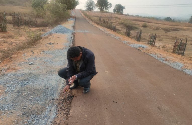 घटिया आरईओ सड़क निर्माण को ग्रामीणों ने रोका.