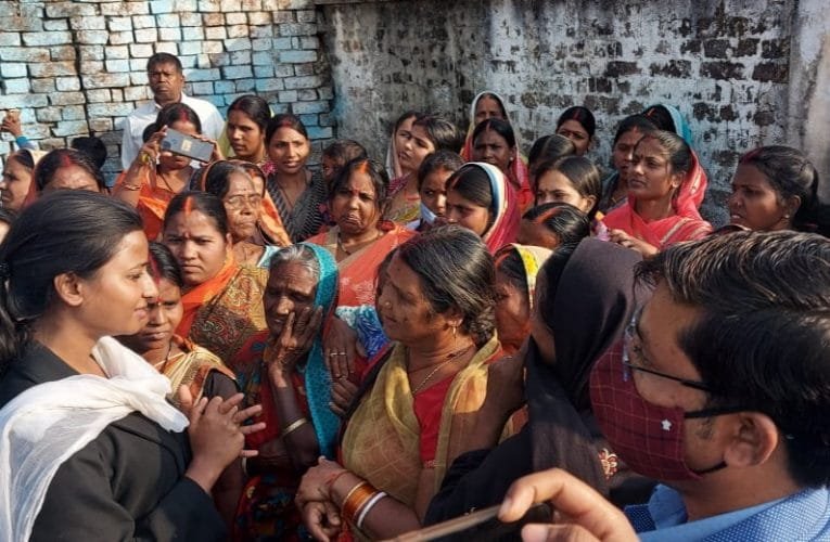 सड़क अवरुद्ध होने पर आला अधिकारियों के साथ सौंदा बस्ती पहुंची अंबा प्रसाद.