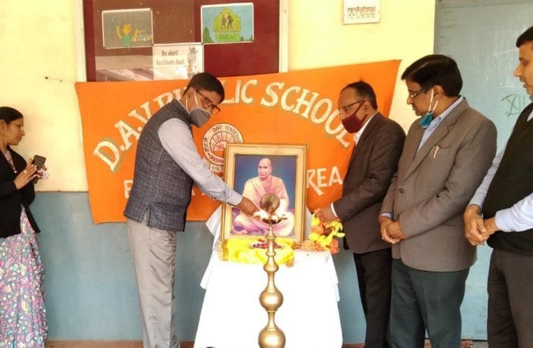 डीएवी पब्लिक स्कूल बचरा में स्वामी श्रद्धानंद की जयंती मनाते शिक्षक.